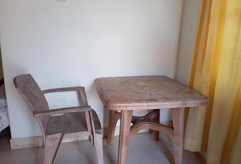 اتاق خانوادگی, Randi Villa