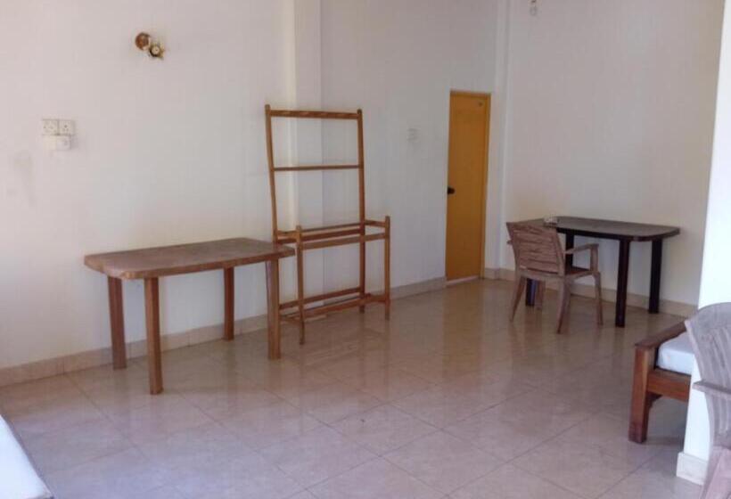 اتاق خانوادگی, Randi Villa