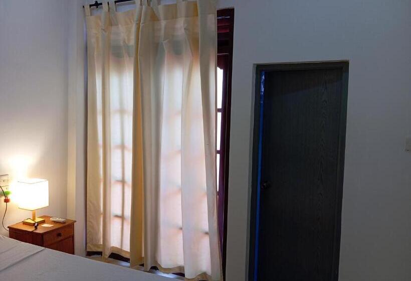 اتاق لوکس, Randi Villa