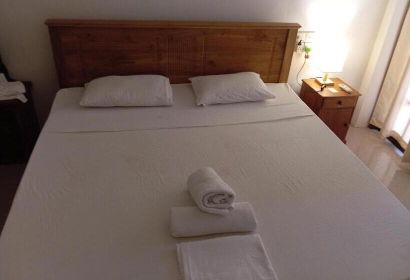 اتاق لوکس, Randi Villa