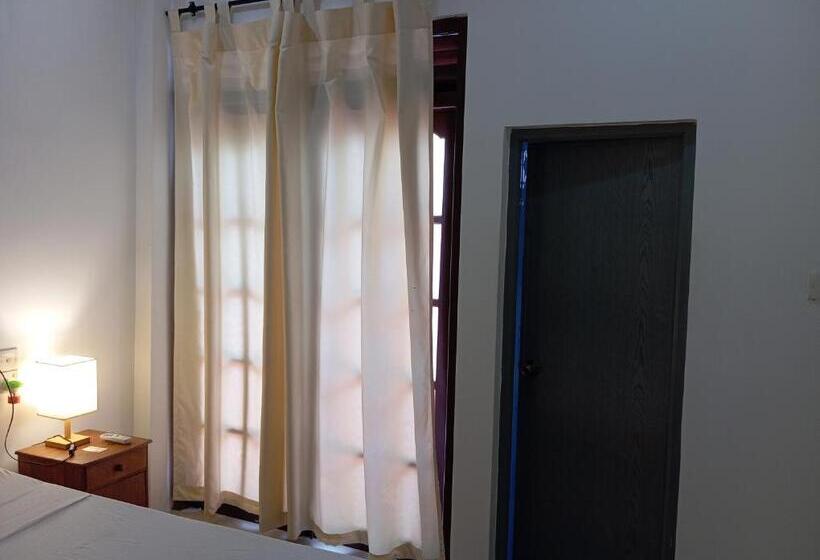 اتاق لوکس, Randi Villa