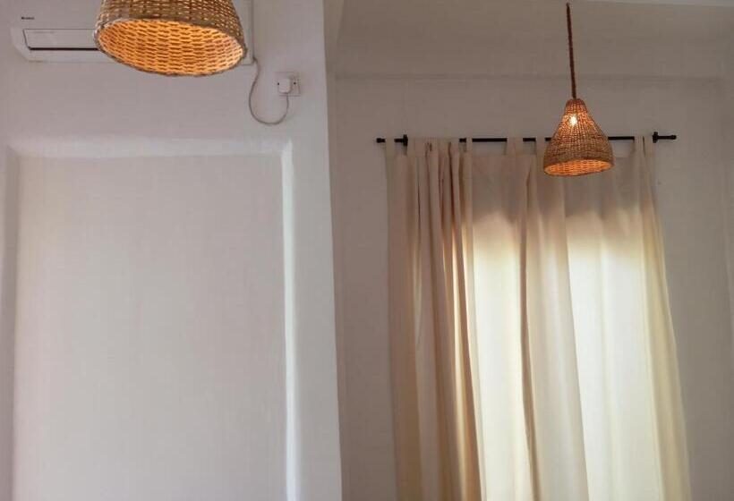 اتاق لوکس, Randi Villa