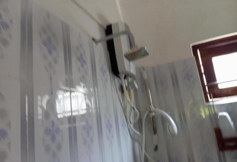 اتاق لوکس, Randi Villa