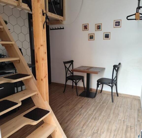 غرفة قياسية, Vicolo Stretto