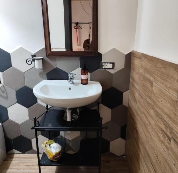 غرفة قياسية, Vicolo Stretto