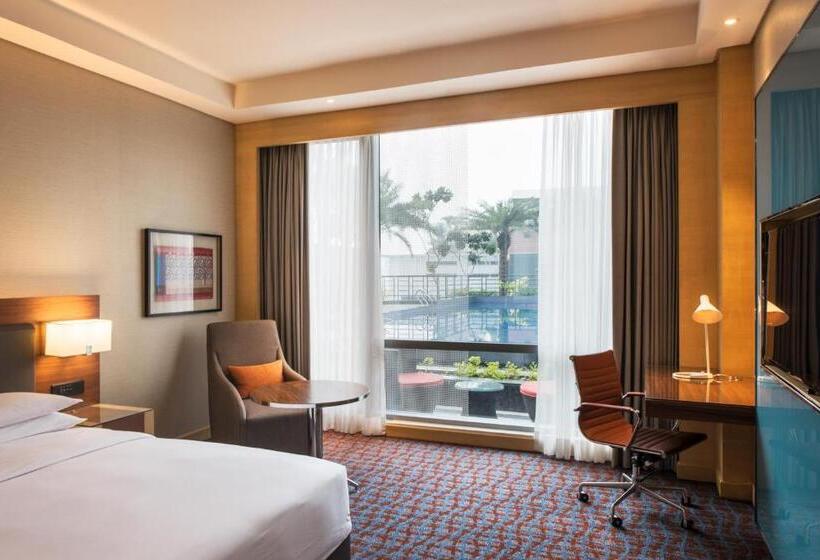 Номер Стандарт Вид на Бассейн, Hyatt Regency Lucknow Gomti Nagar