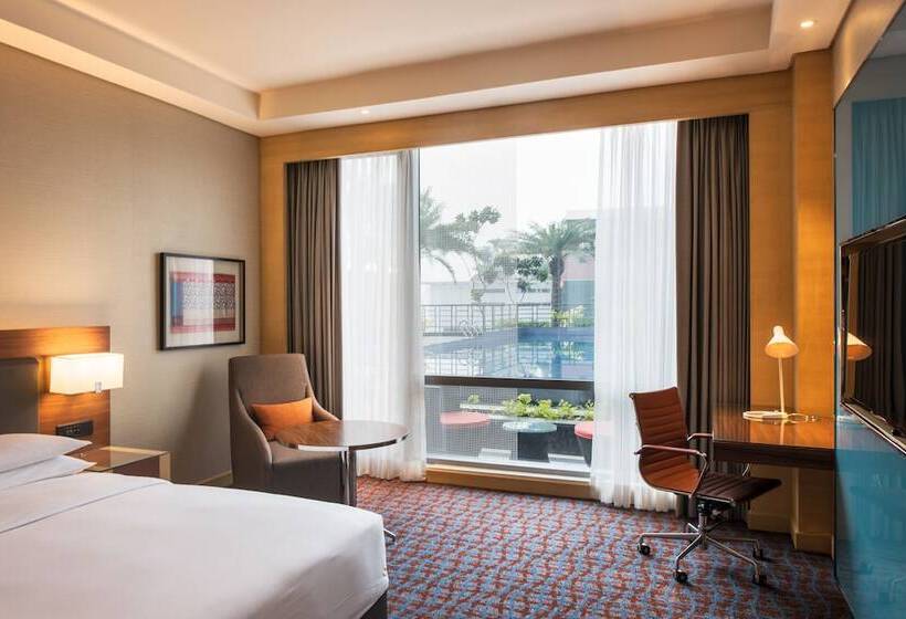 Номер Стандарт Вид на Бассейн, Hyatt Regency Lucknow Gomti Nagar