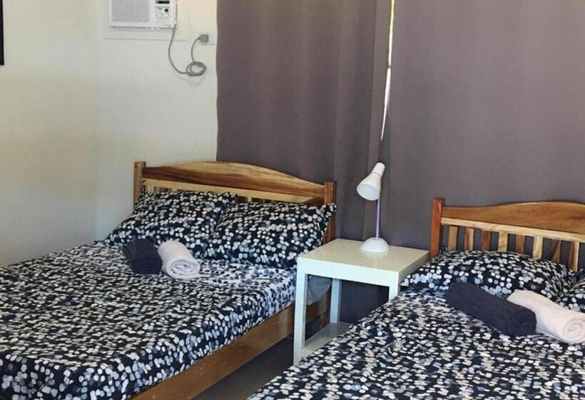 חדר סטנדרטי לארבעה עם חדר אמבטיה משותף, Stardust Beach