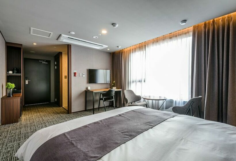 Quarto Estandar, With Jeju