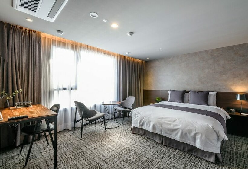 Quarto Estandar, With Jeju