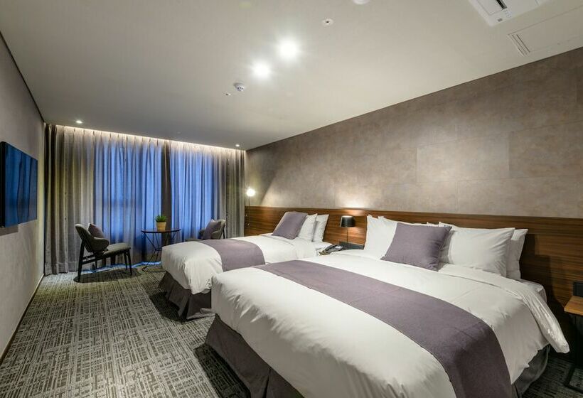 Quarto Familiar, With Jeju