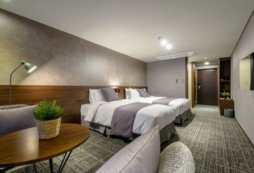 Quarto Familiar, With Jeju