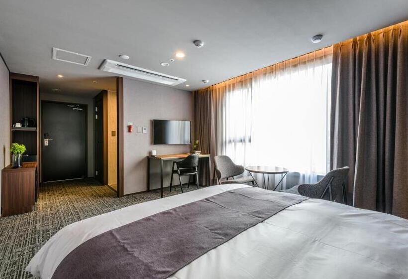 Quarto Estandar, With Jeju