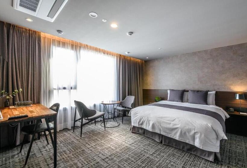 Quarto Estandar, With Jeju