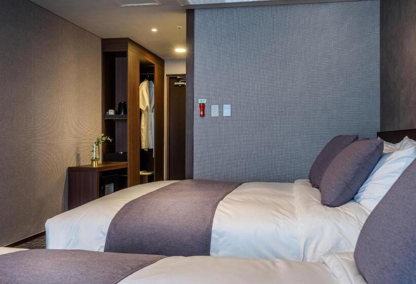 Quarto Estandar, With Jeju