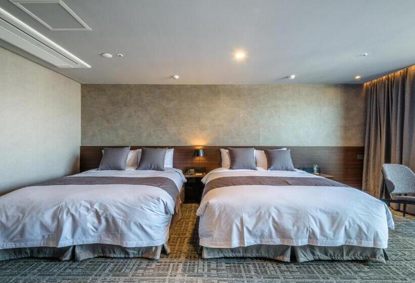 Quarto Familiar, With Jeju