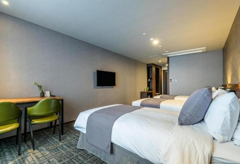 Quarto Triplo Estandar, With Jeju