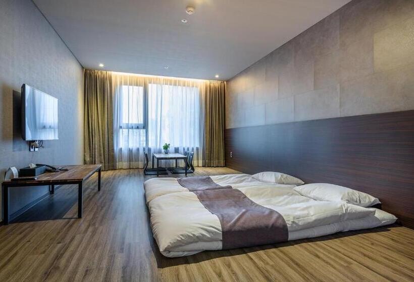 Quarto Estandar, With Jeju