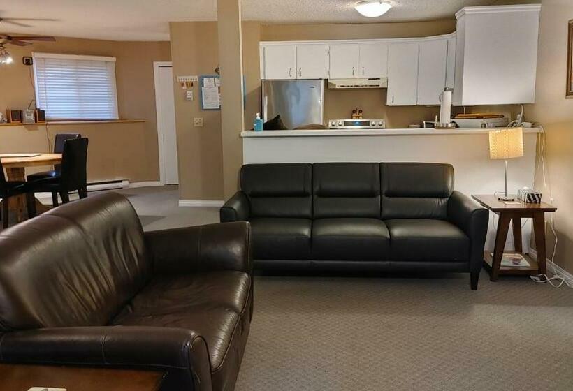 جناح عائلي, Akiskinook Lake Resort! 1 Bedroom Townhouse! Rent Monthly, Weekly, Private Entrance, Gas Bbq, Wi Fi