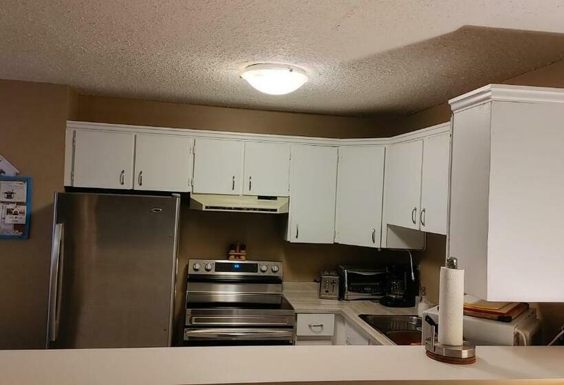 جناح عائلي, Akiskinook Lake Resort! 1 Bedroom Townhouse! Rent Monthly, Weekly, Private Entrance, Gas Bbq, Wi Fi