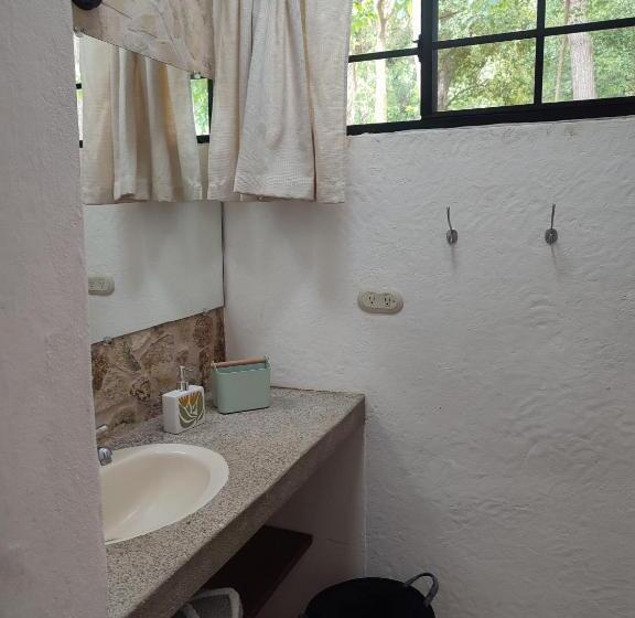 اتاق لوکس چهار تخته, La Table De Apoyo