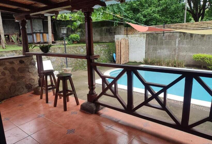 اتاق لوکس چهار تخته, La Table De Apoyo