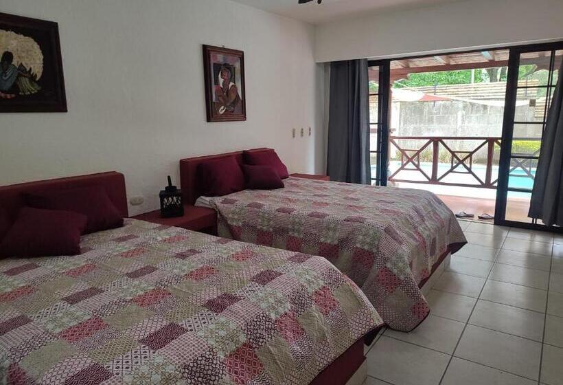 اتاق لوکس چهار تخته, La Table De Apoyo