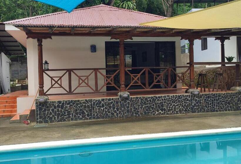 اتاق لوکس چهار تخته, La Table De Apoyo