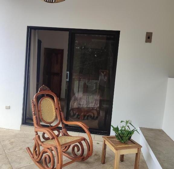 اتاق لوکس, La Table De Apoyo