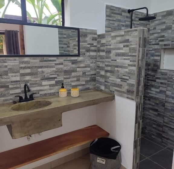 اتاق لوکس, La Table De Apoyo