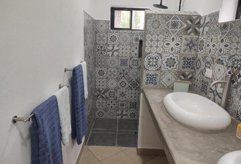 خانه 1 خوابه, La Table De Apoyo