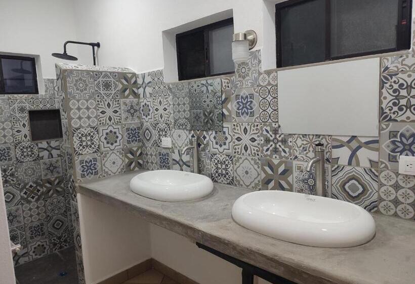 خانه 1 خوابه, La Table De Apoyo