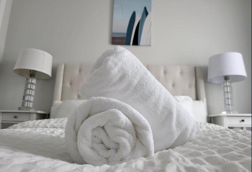 اتاق اکونومی, Light House Close To Downtown