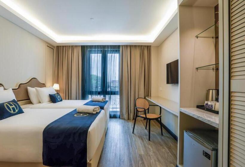 Номер Стандарт, The Host