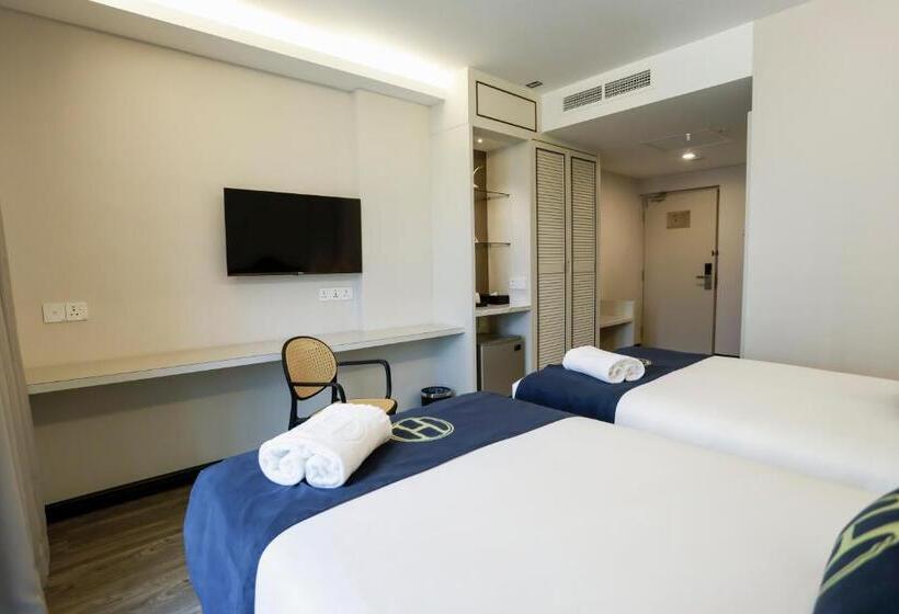 Номер Стандарт, The Host