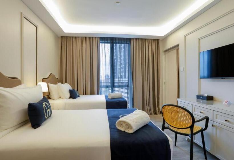 Апартаменты 1 Спальня, The Host