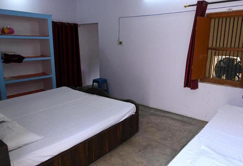 디럭스 룸, Sandhya Guest House