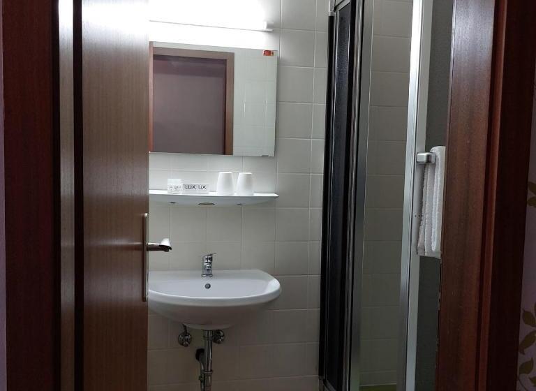 חדר סטנדרט לשלושה, Rössle B&b