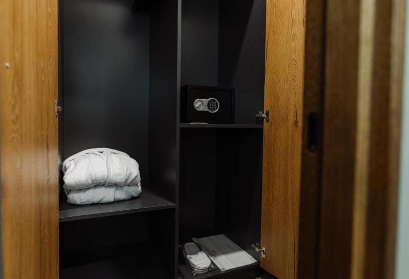 اتاق استاندارد, A