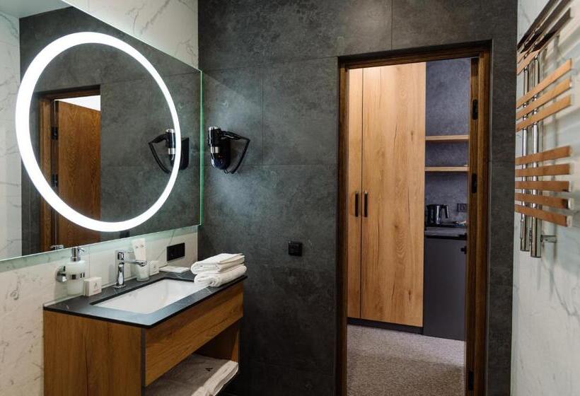 اتاق سوپریور, A