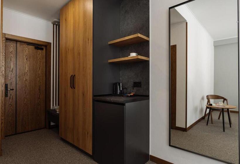 اتاق سوپریور, A