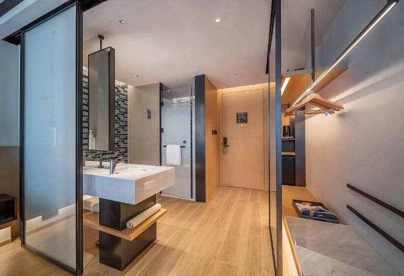 Superior room with lake view, Fairfield By Marriott Shenzhen Dameisha