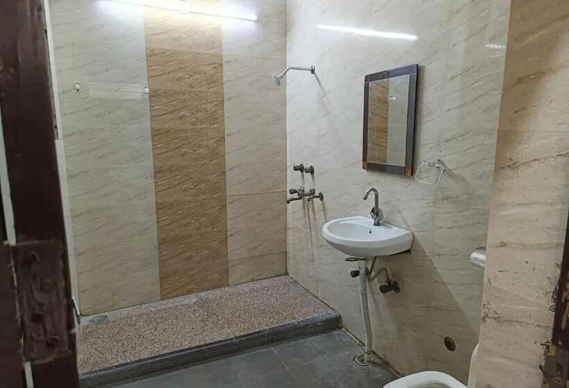 Premium Neljän Hengen Huone, Swas Tika Homes Near Wave City Center Noida