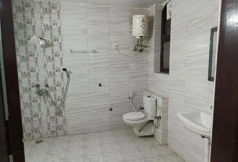 Premium Neljän Hengen Huone, Swas Tika Homes Near Wave City Center Noida