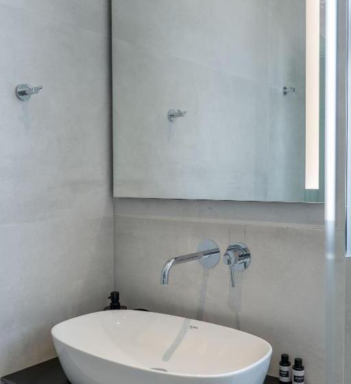 غرفة قياسية مطلّة علي البحر, Arrei