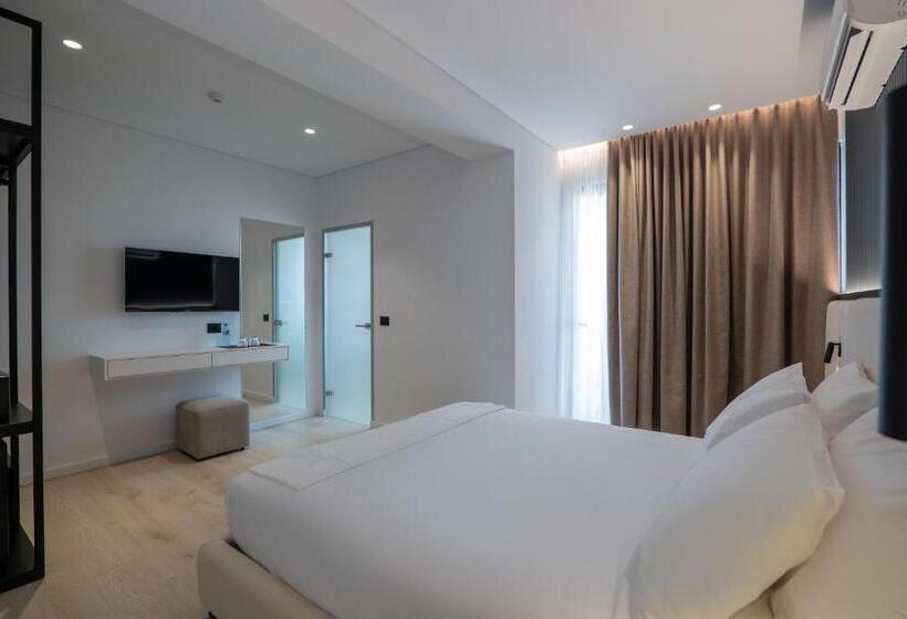 غرفة قياسية مطلّة علي البحر, Arrei