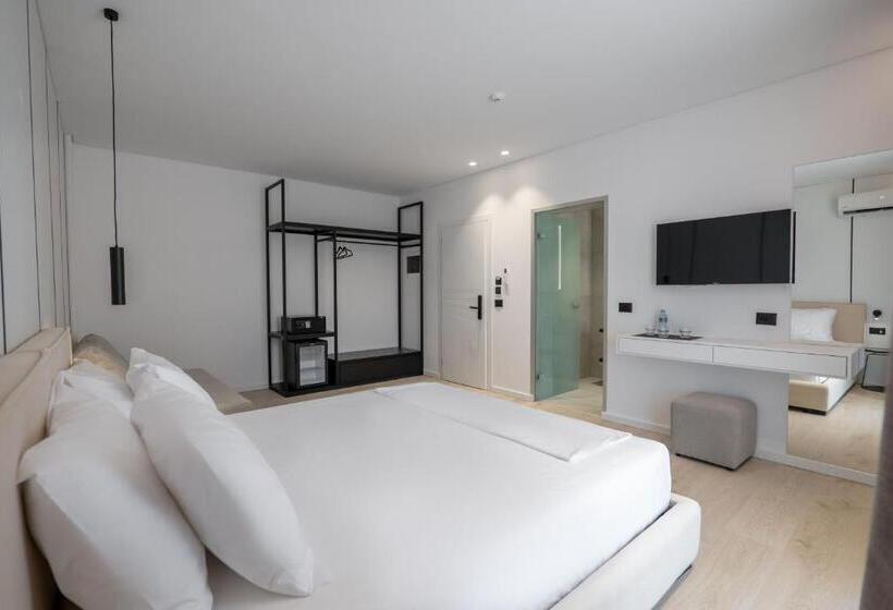 غرفة قياسية ثلاثية ذات إطلالة جانبية على البحر, Arrei