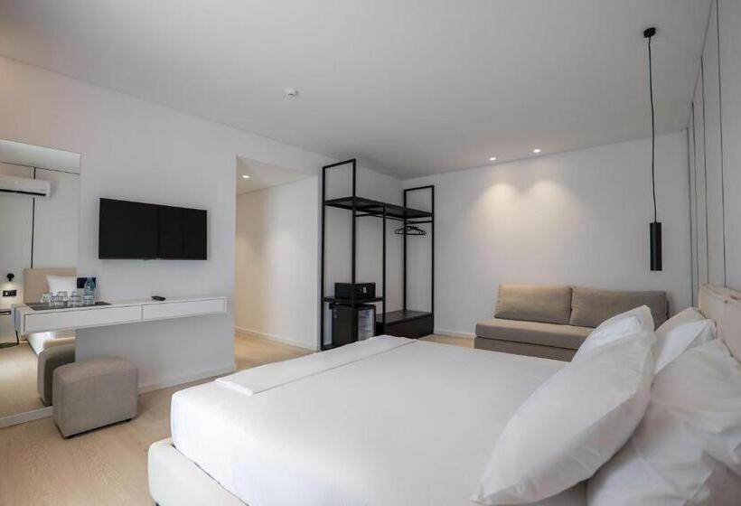 غرفة قياسية ثلاثية ذات إطلالة جانبية على البحر, Arrei