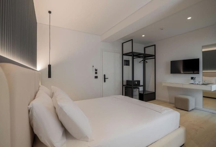 غرفة قياسية مطلّة علي البحر, Arrei