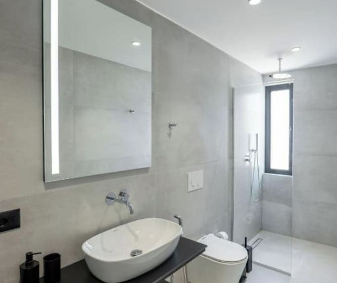 غرفة قياسية مطلّة علي البحر, Arrei